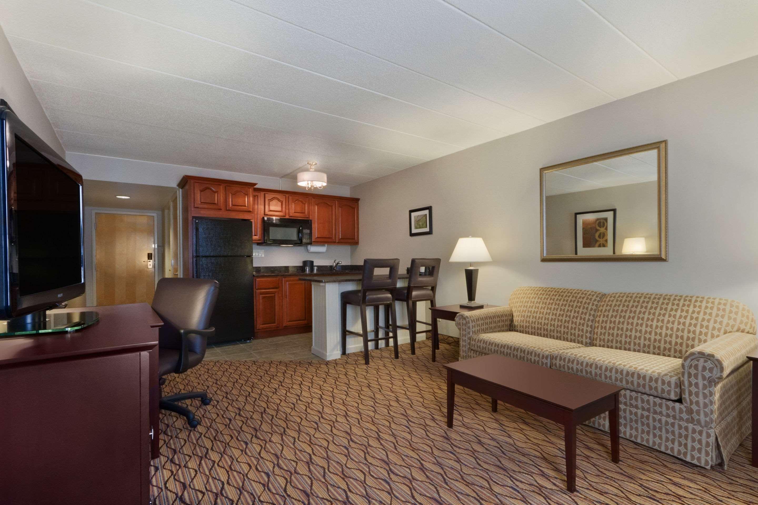 Comfort Inn & Suites Glen Mills - West Chester Exterior photo