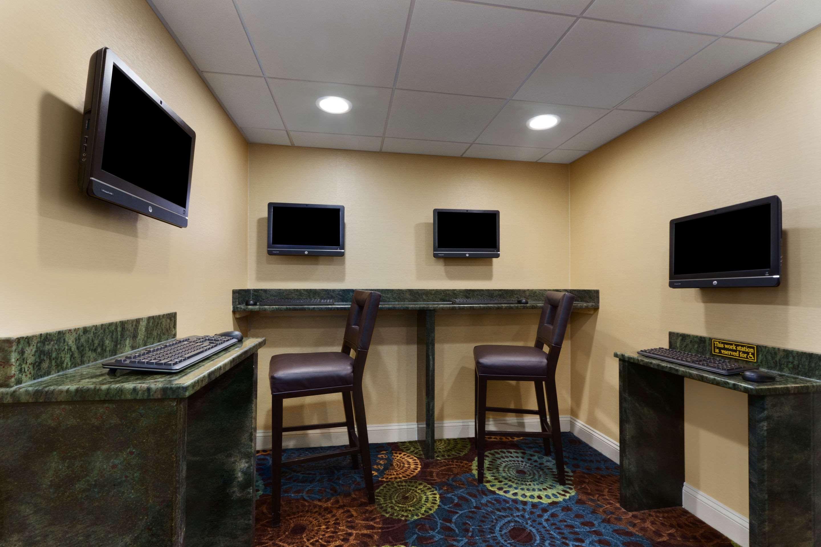 Comfort Inn & Suites Glen Mills - West Chester Exterior photo