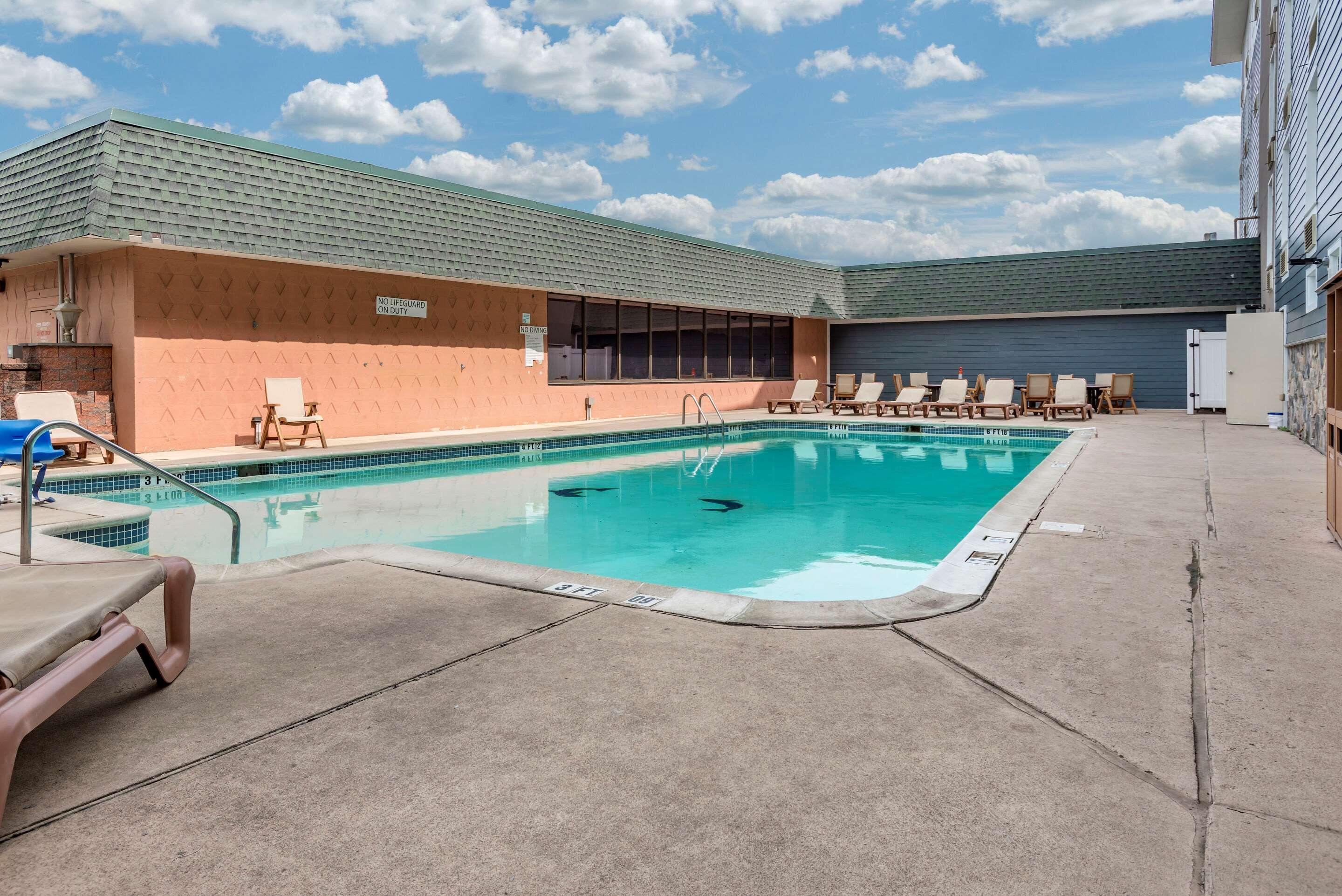 Comfort Inn & Suites Glen Mills - West Chester Exterior photo
